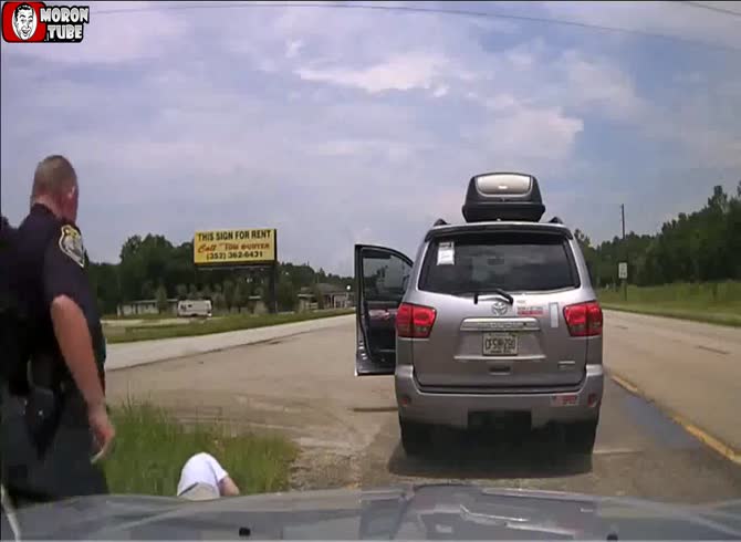Video :It takes two seconds to settle down a loud-mouthed driver